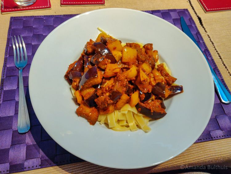 Pasta met aubergine en paprika