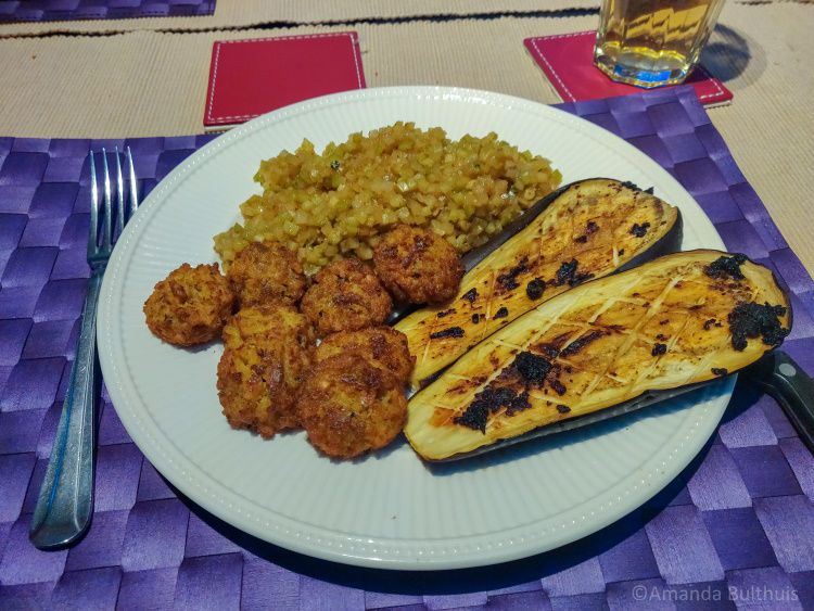 Aubergine met broccolirijst en falafel