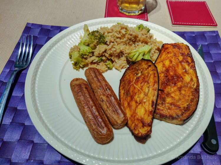 Aubergine, vegaworstjes en rijst met broccoli