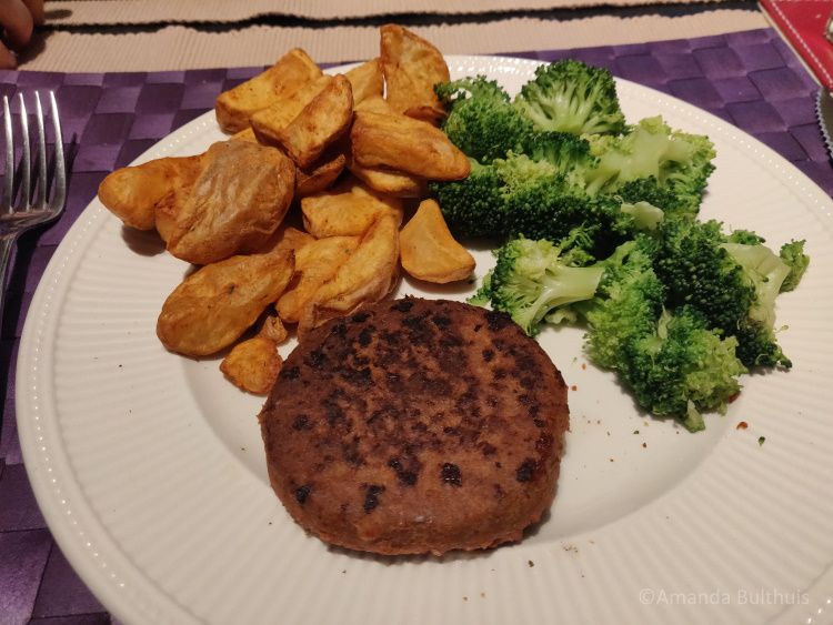 Moving Mountains Burger met aardappelpartjes en broccoli