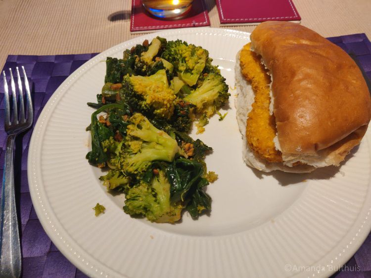 Broodje vegan kipschnitzel met broccoli en spinazie