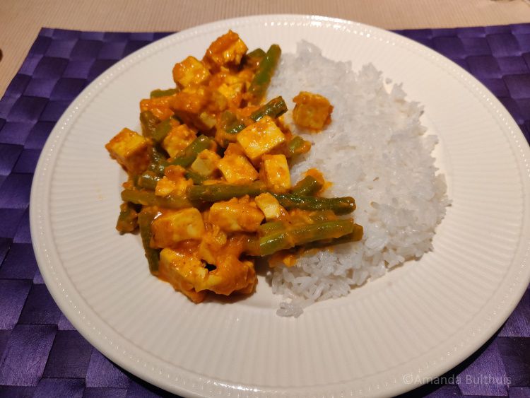 Curry met tofu en sperziebonen