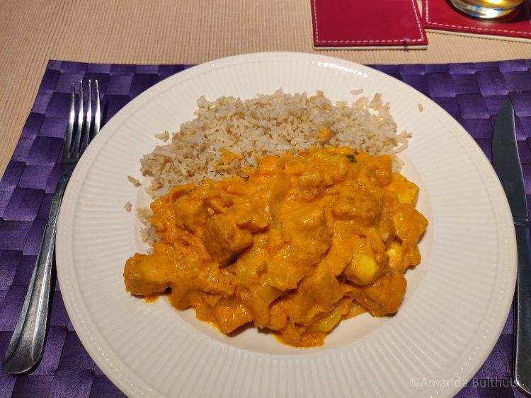 Curry met tofu, zoete aardappel en Chinese kool