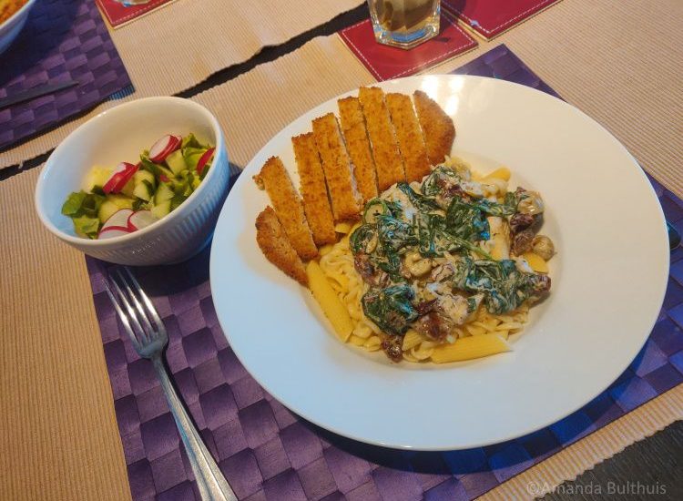Pasta met vegetarische schnitzel en salade