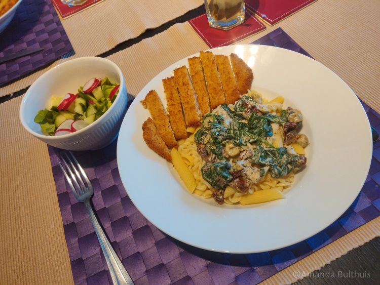 Pasta met schnitzel en salade