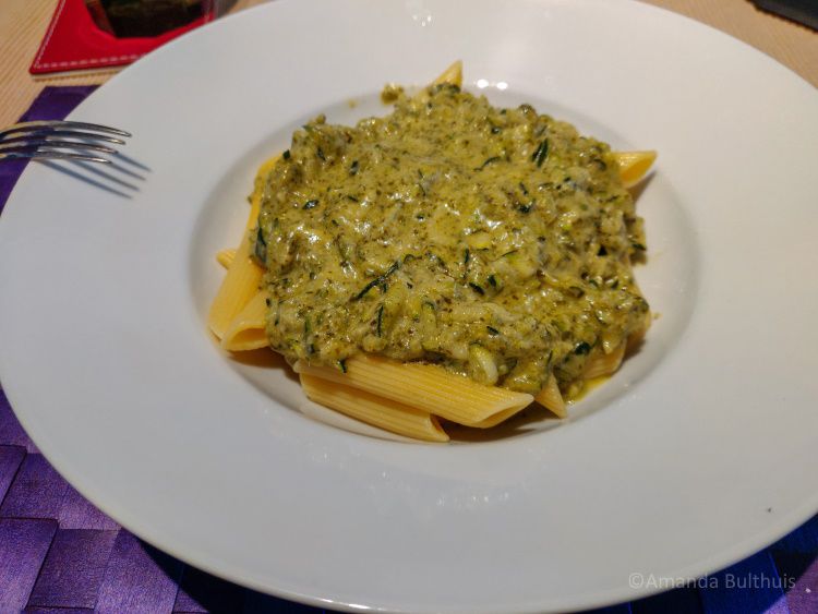 Pasta met courgette en pesto