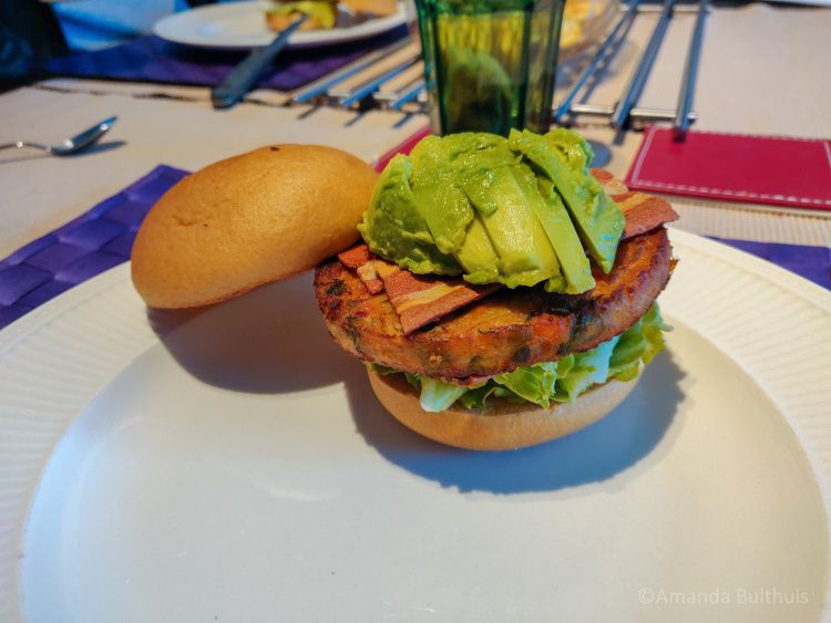 Broodje groenteschijf met vegan bacon en avocado