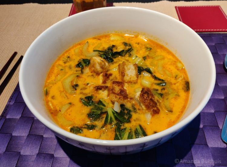 Curry noedelsoep met tofu