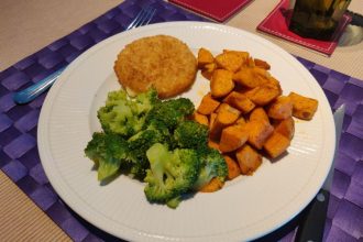 Vegan kaesschnitzel met broccoli en zoete aardappel