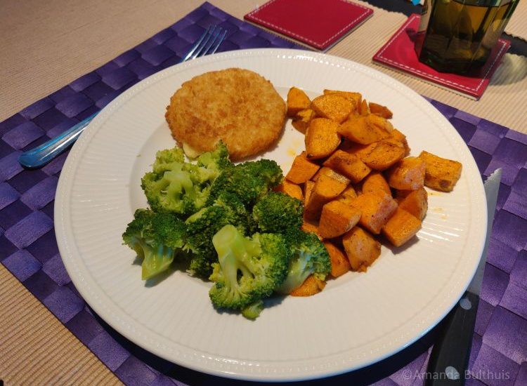 Vegan kaesschnitzel met broccoli en zoete aardappel