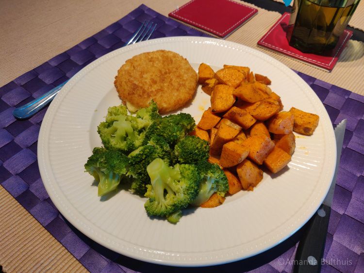 Vegan kaesschnitzel met broccoli en zoete aardappel