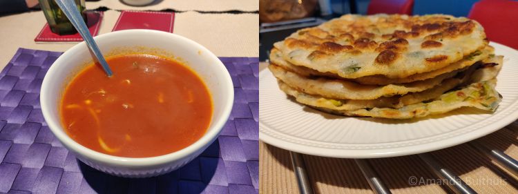 Chinese tomatensoep en lente ui pannenkoekjes