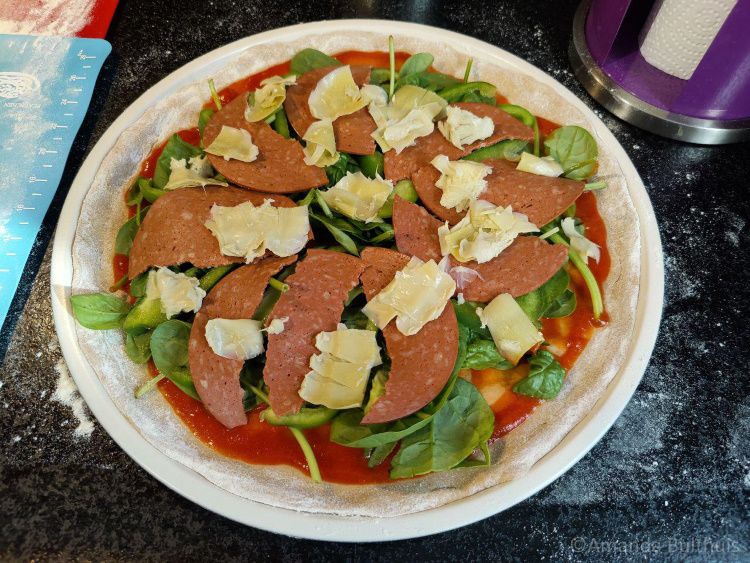 Pizza vegan salami