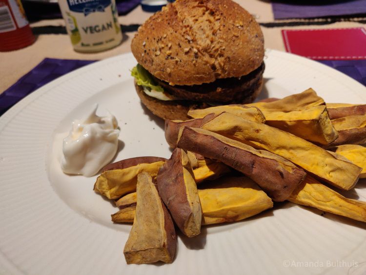 Iglo vegetarische burger met zoete aardappelfrietjes