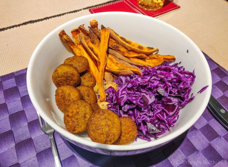 Bowl met rode kool en zoete aardappelfriet en falafel