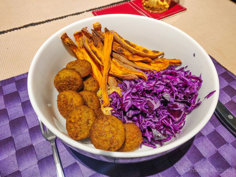 Bowl met rode kool en zoete aardappel friet en falafel