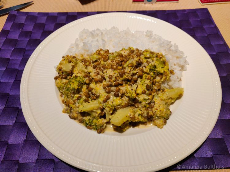 Curry met broccoli en linzen