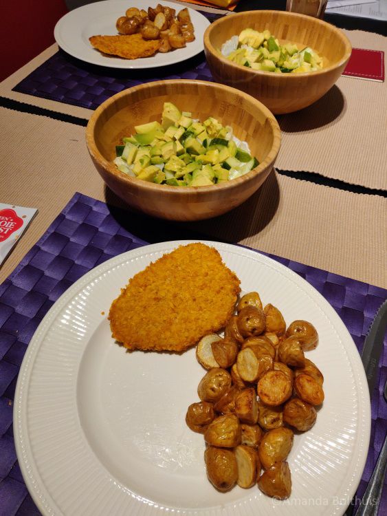 Krieltjes en salade met vegan kipschnitzal