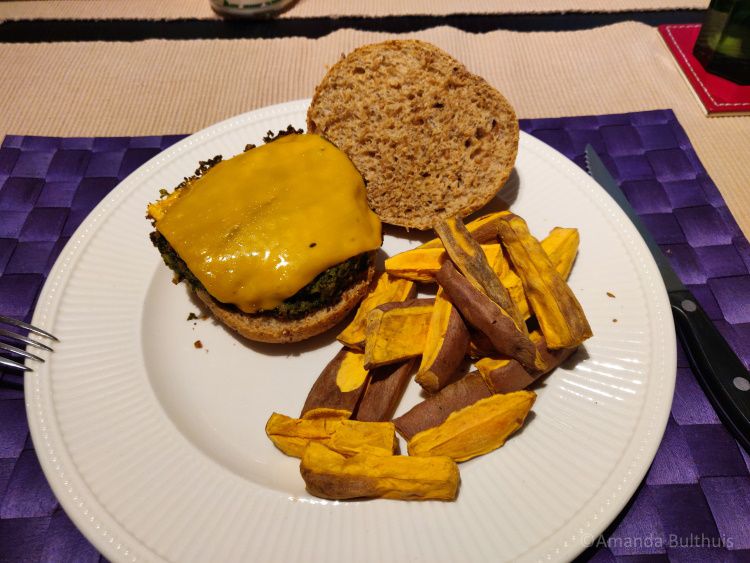 Boerenkoolburgers met zoete aardappelfriet