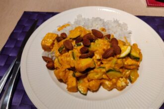 Curry met courgette en amandelen
