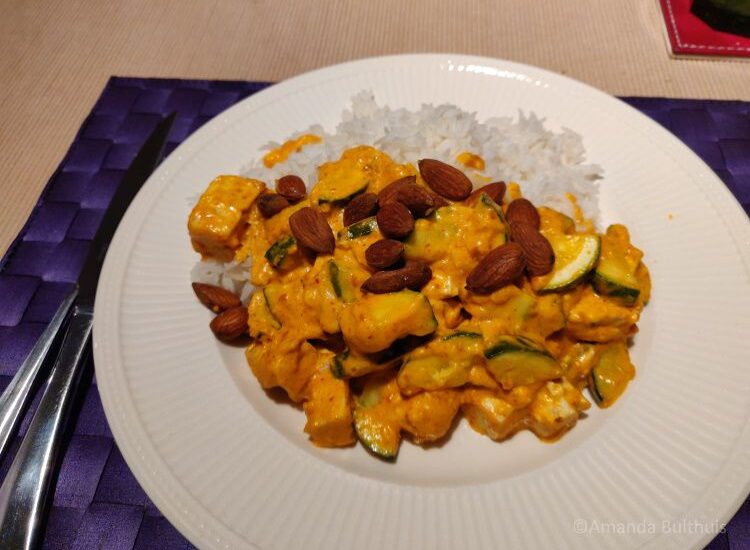 Curry met courgette en amandelen