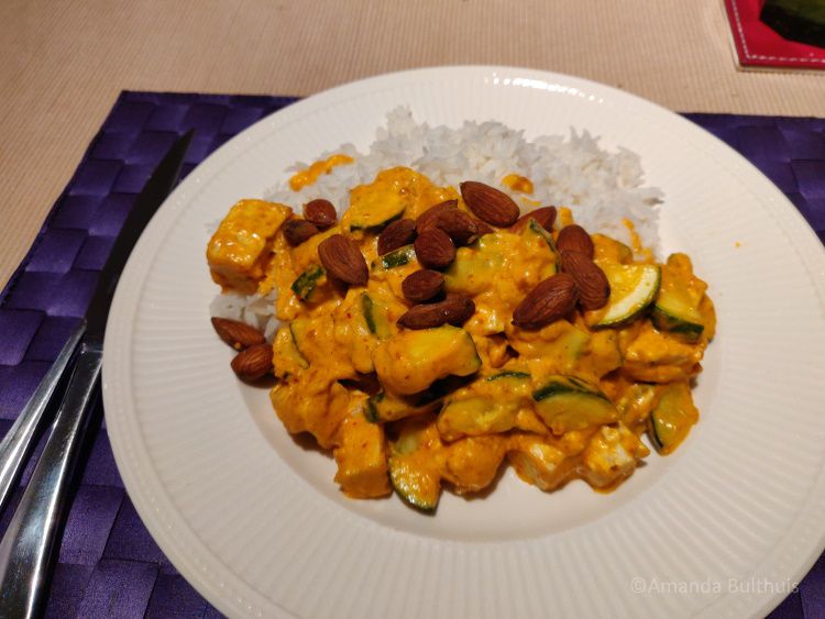 Curry met courgette en amandelen