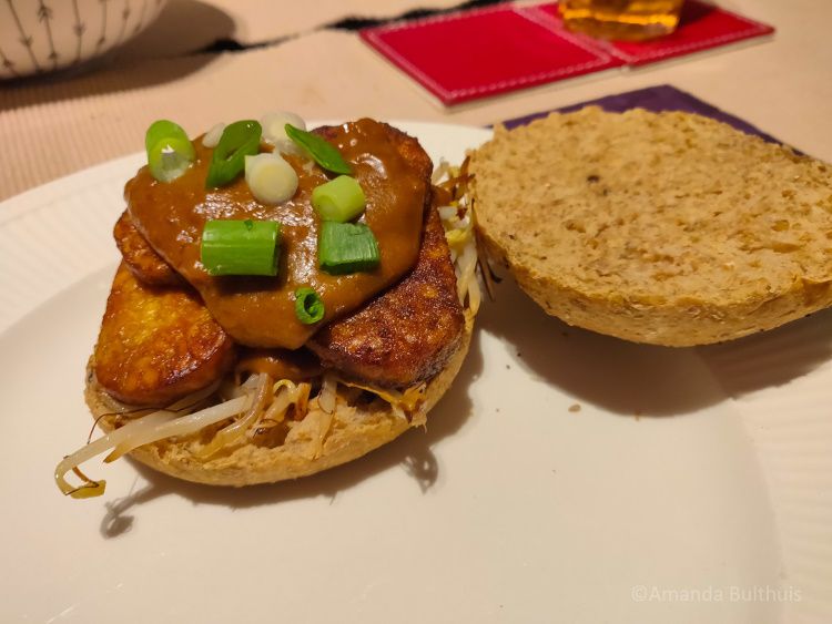 Tempeh burger met saté