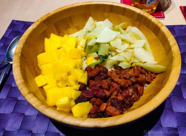 Bowl met bonen, venkel en mango