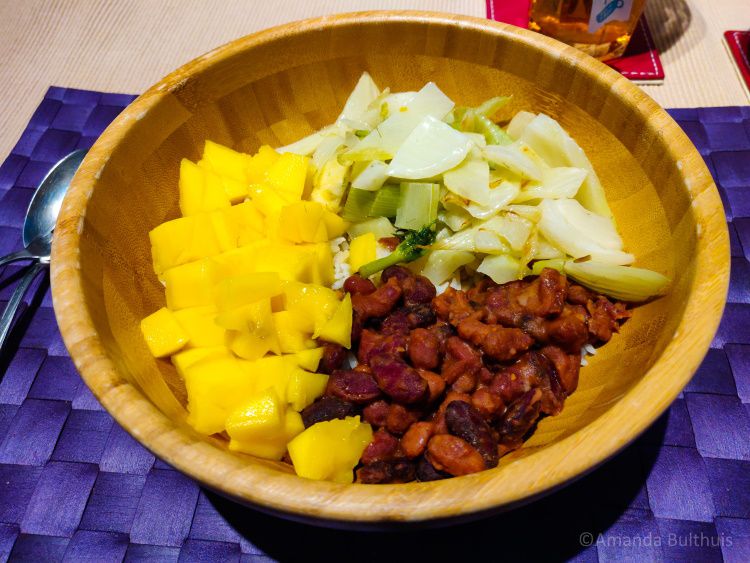 Bowl met bonen, venkel en mango