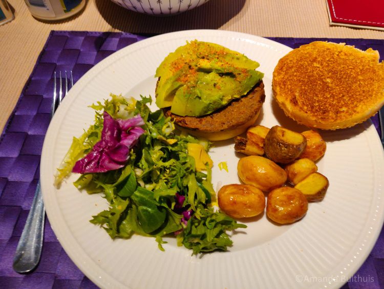 Vegaburgers krieltjes en salade