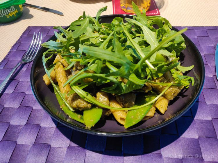 Pasta met peultjes en aubergine