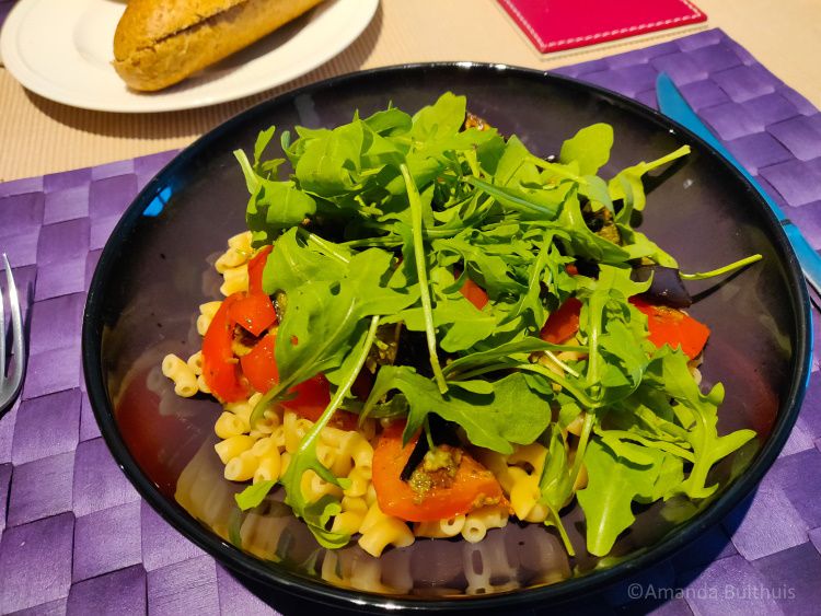 Macaroni met gerilde groente en rucola