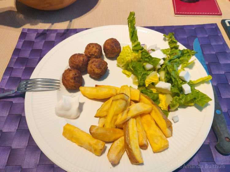 Salade met friet en notenballen