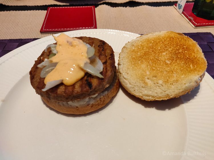 Vegaburger met shiracha-mayonaise