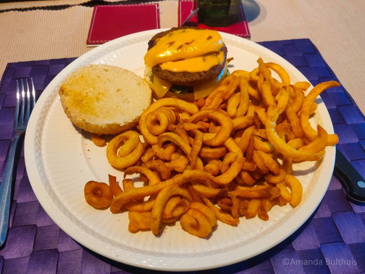 Vegan burger met curly fries