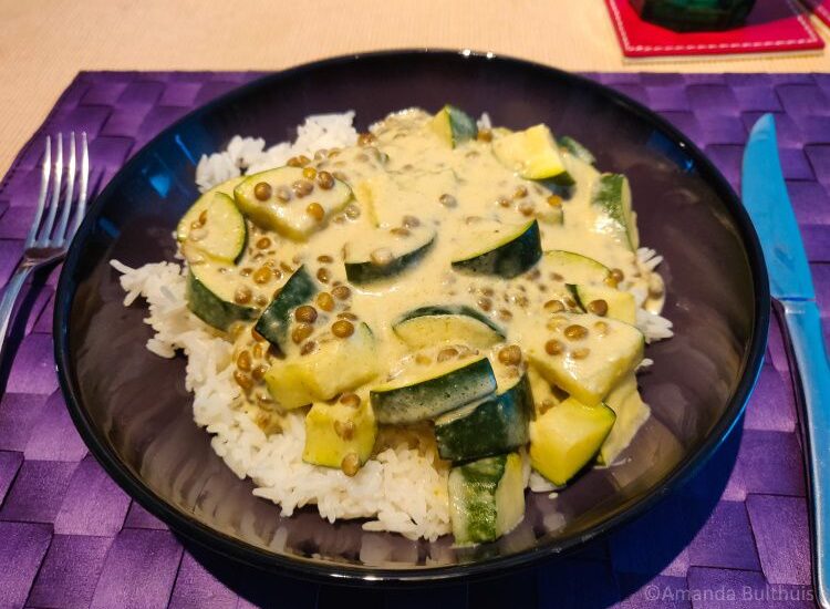 Curry met courgette en linzen