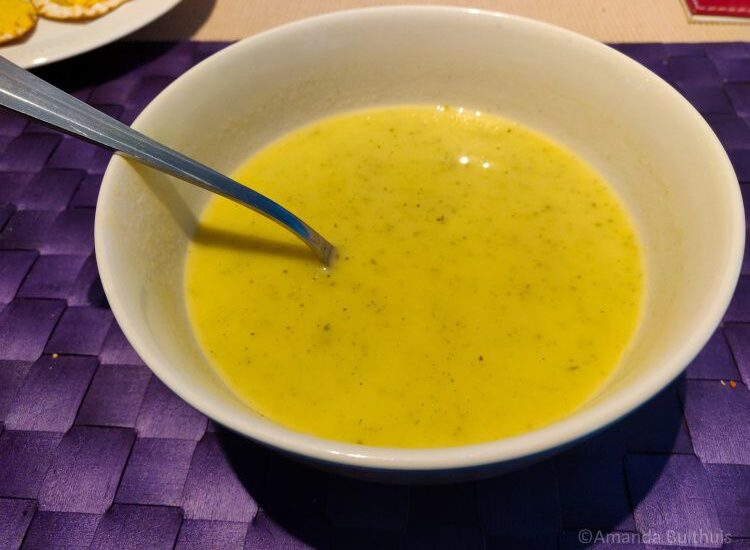 Gele paprika courgette soep