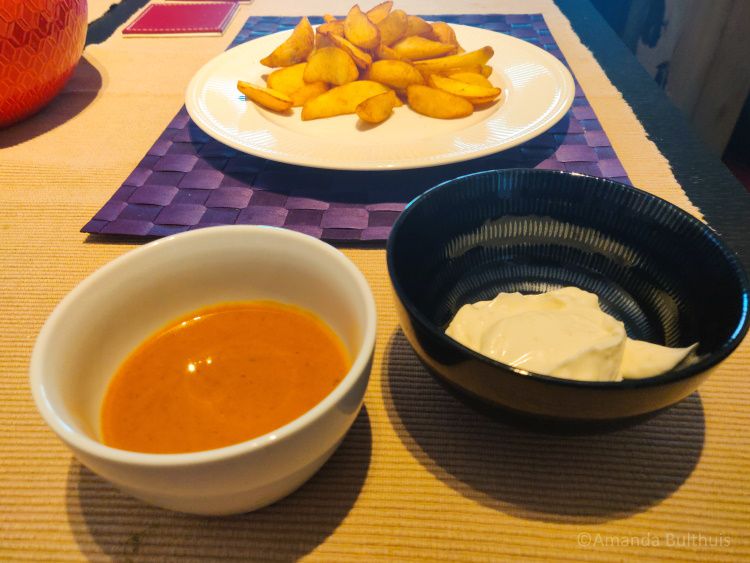 Patatas bravas met aioli