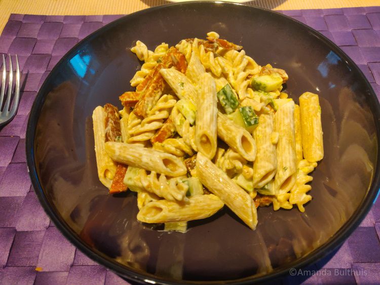 Pastasalade met vegan Heks'n Kaas