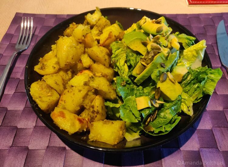 Pestoaardappelen met salade