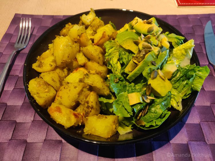 Pestoaardappelen met salade