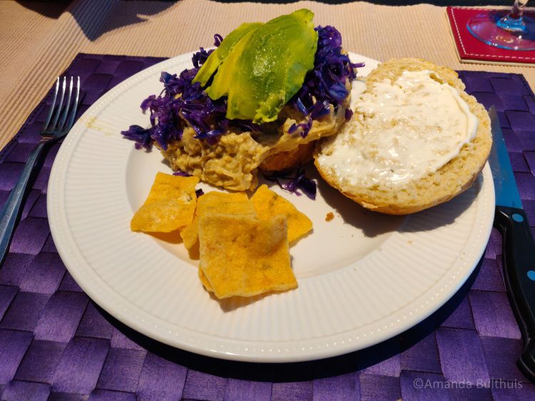 Broodje met vegan rendang en rode kool