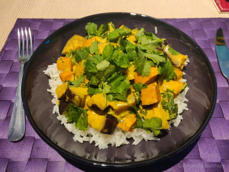 Curry met aubergine met zoete aardappel