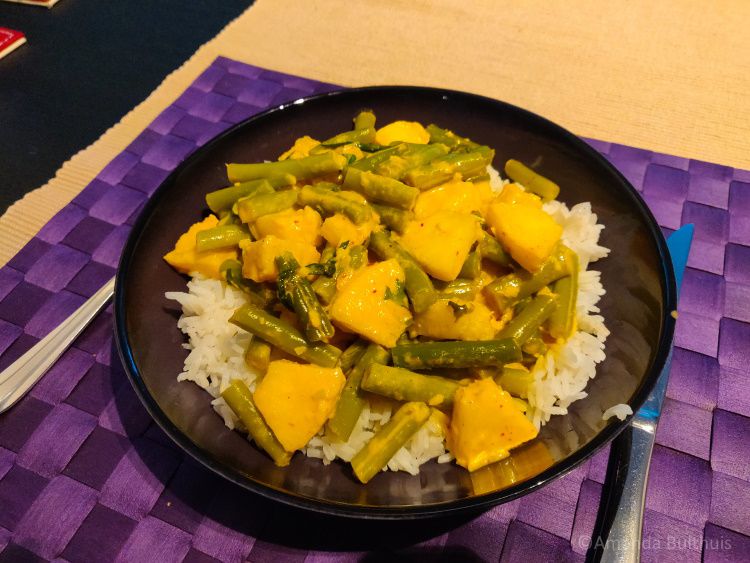 Curry met sperziebonen en ananas