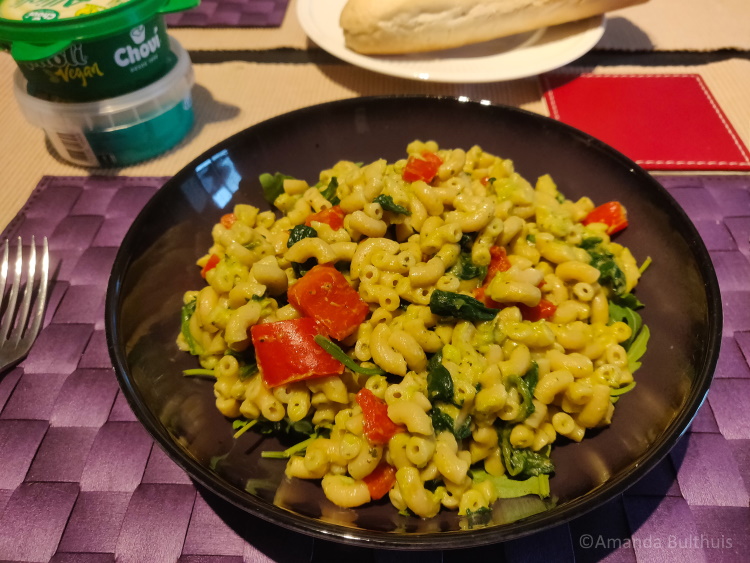 Macaroni met spinazie en avocado