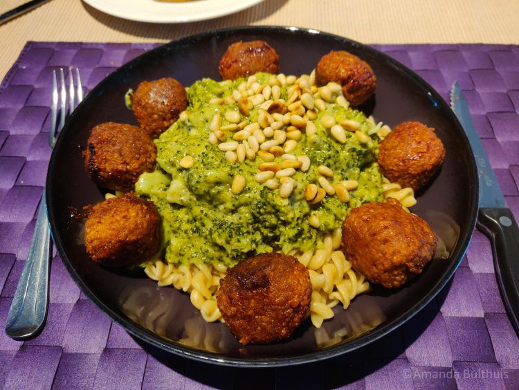 Pasta met broccoli en vegan gehaktballetjes Sustafoods