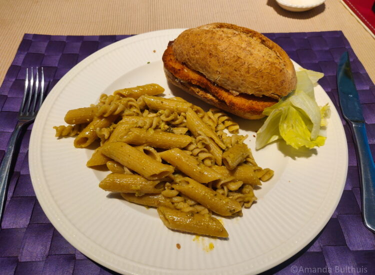 Pasta met broodje groenteschnitzel