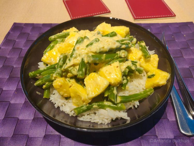 Curry met ananas en sperziebonen