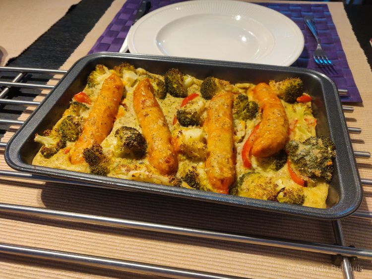 Traybake met worst, broccoli en paprika