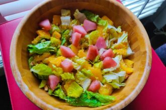 Herfstsalade met stoofpeertjes en hazelnoten
